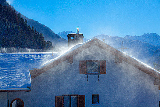 When Heavy Snow Comes, How Should Tents Respond?